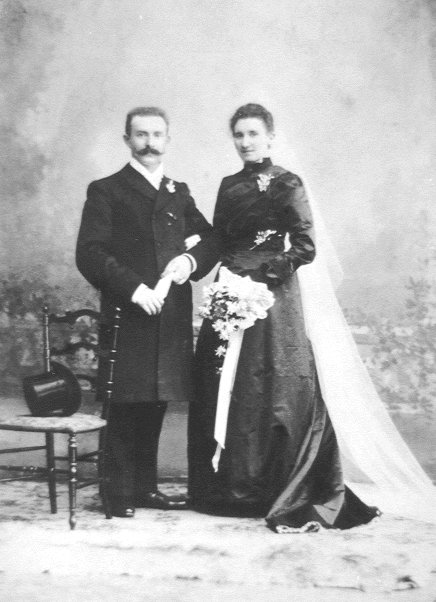 Trouwfoto Cornelis Petrus Johannes Nuijten en Pieternella Maria Johanna van Keulen Trouwfoto Cornelis Petrus Johannes Nuijten en Pieternella Maria Johanna van Keulen