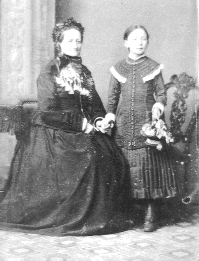 Waarschijnlijk Allegonda Oomes en haar dochter Pieternella Maria Johanna van Keulen Waarschijnlijk Allegonda Oomes en haar dochter Pieternella Maria Johanna van Keulen